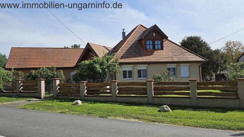 Exklusives Familienhaus mit Apartment in der Nähe des Plattensees