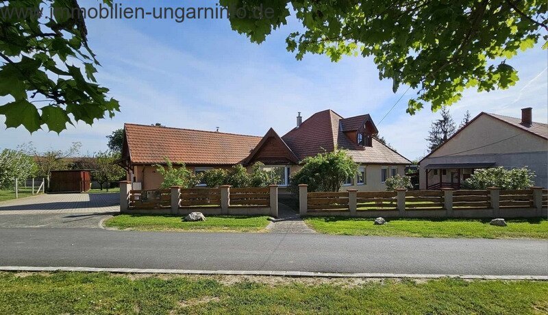 Exklusives Familienhaus mit Apartment in der Nähe des Plattensees