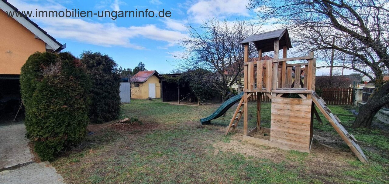 In Vonyarcvashegy, on the northern shore of Lake Balaton, 2-storey detached house for sale