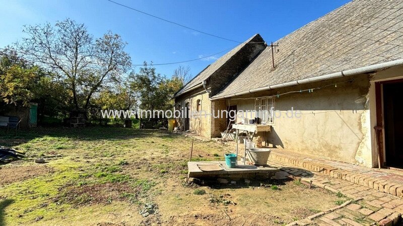 Bauernhaus im Kreis Tolna, mit großem Nebengebäude