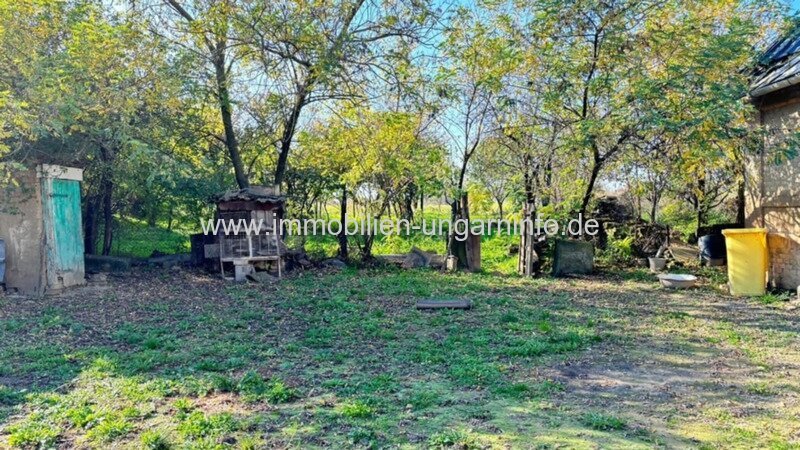 Bauernhaus im Kreis Tolna, mit großem Nebengebäude