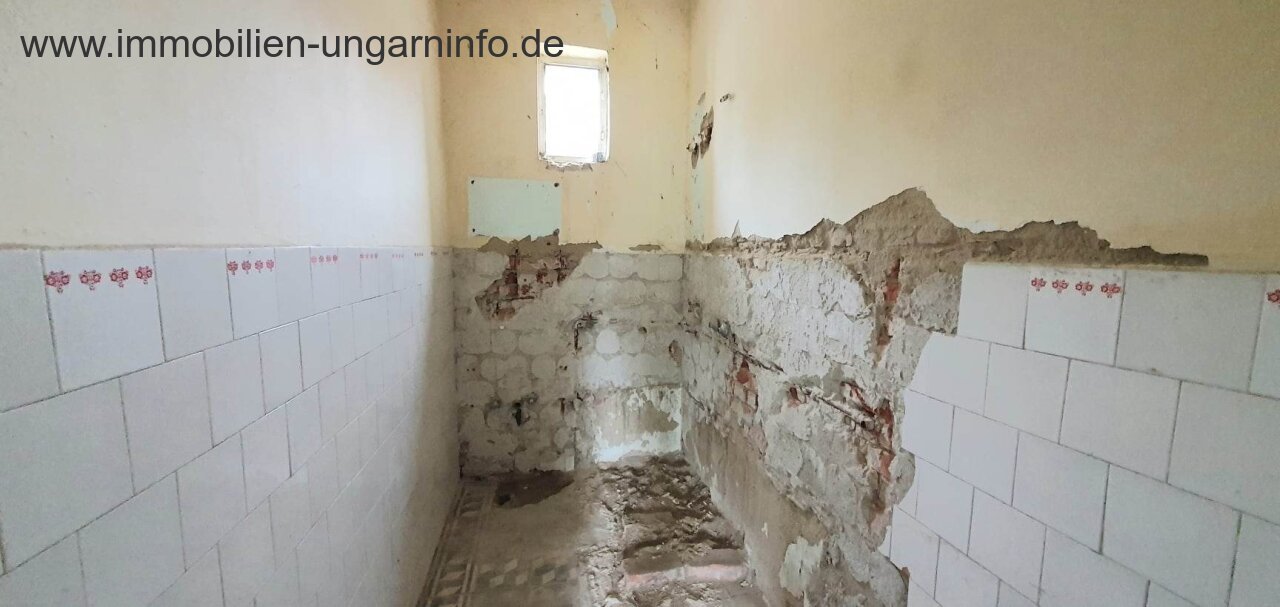 Detached house to renovate near Lake Balaton with a large plot