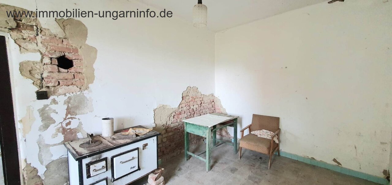 Detached house to renovate near Lake Balaton with a large plot