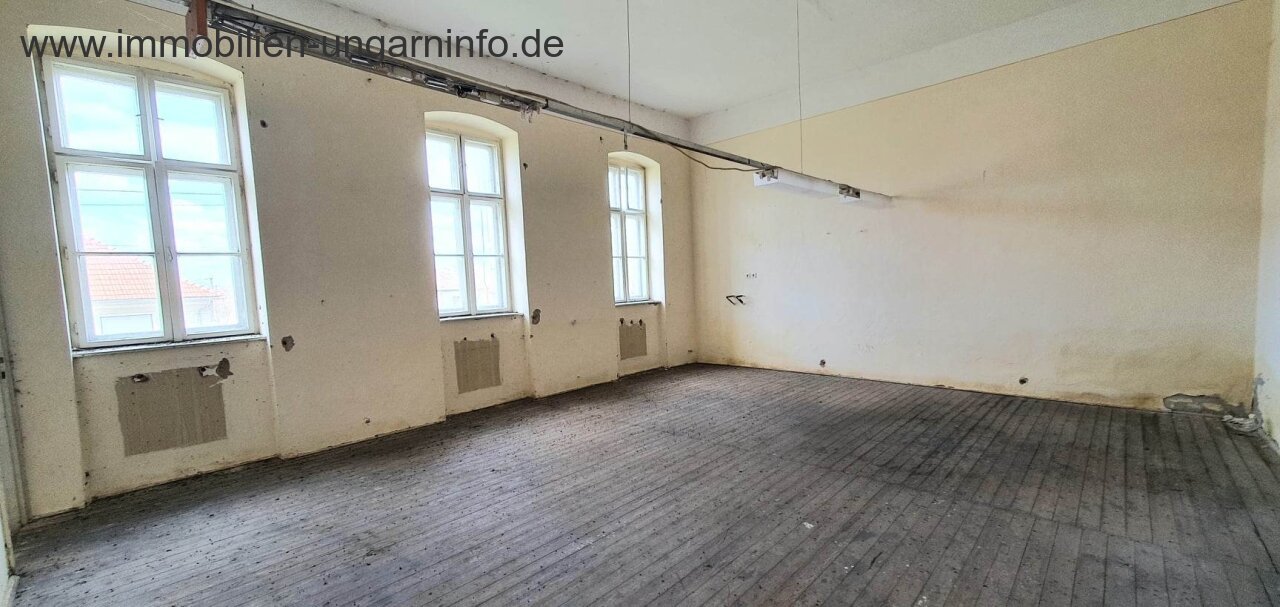 250 m² building with 0.5 hectare land for sale near Lake Balaton