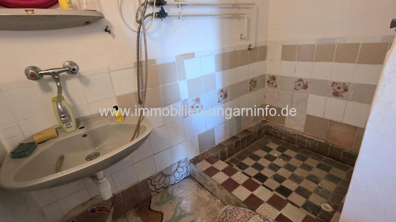 In Nagykanizsa, in der Nähe des Sees, steht ein bewohnbares Wochenendhaus mit großem Grundstück zum Verkauf