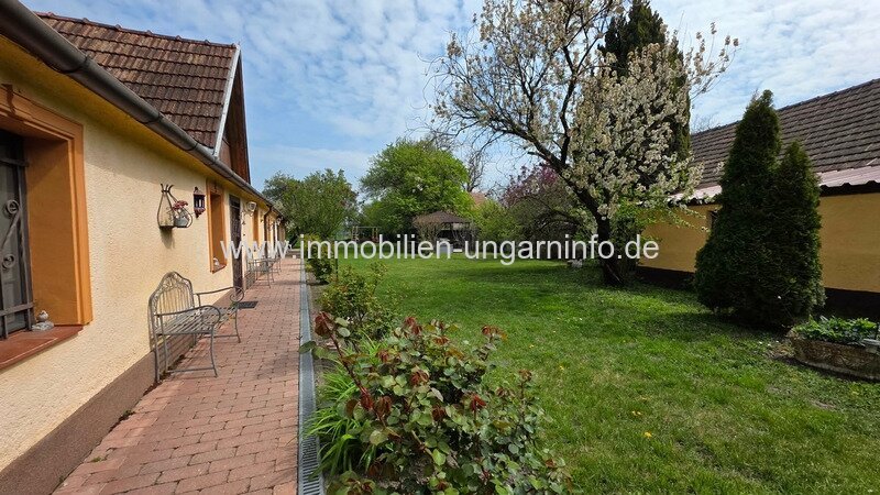 Mehrgenerationen-Familienhaus mit Wohnungen im Balaton-Hochland