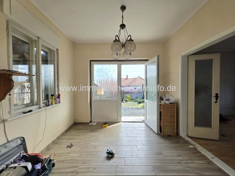 Geräumiges Einfamilienhaus zu verkaufen - mit Nebengebäuden, in hervorragender Lage