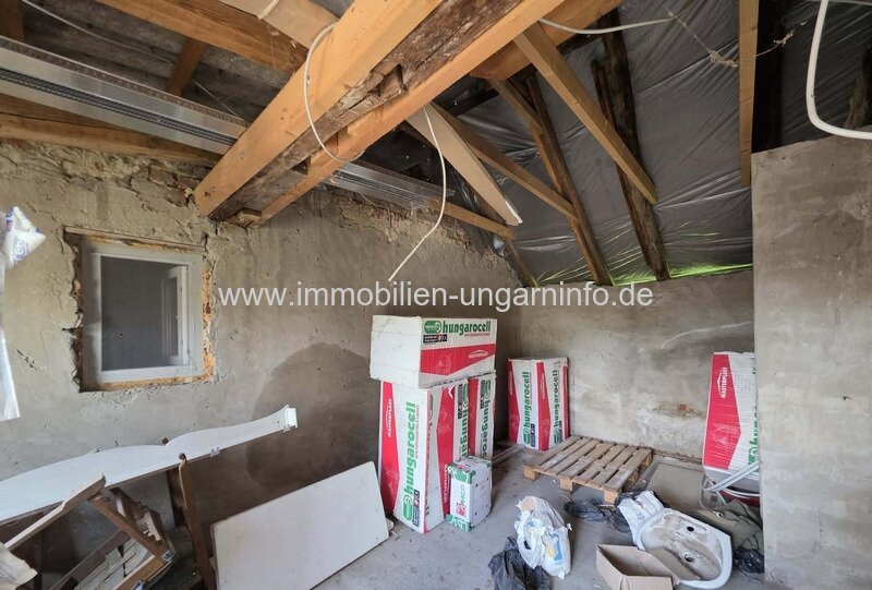 Geräumiges Einfamilienhaus zu verkaufen - mit Nebengebäuden, in hervorragender Lage