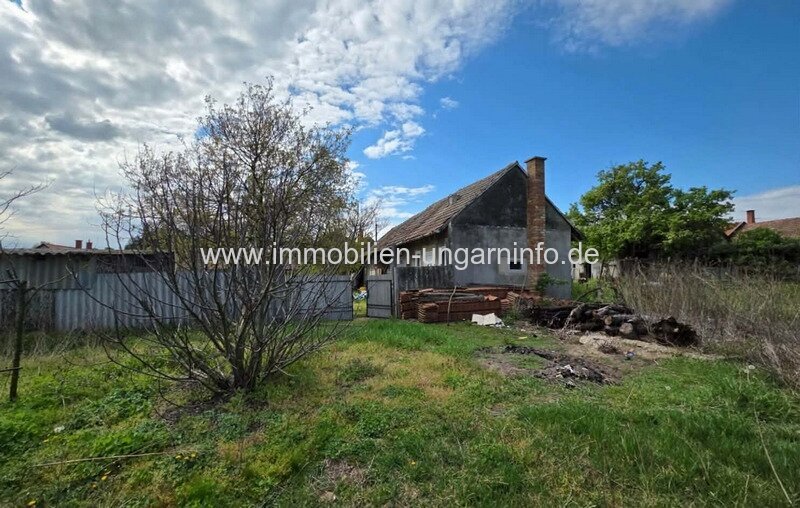 Geräumiges Einfamilienhaus zu verkaufen - mit Nebengebäuden, in hervorragender Lage