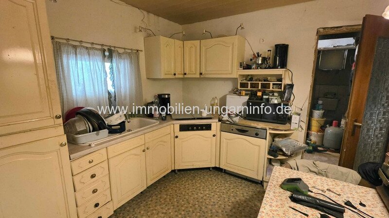 Einfamilienhaus mit großem Grundstück in Teleki zu verkaufen - 10 km vom Balaton