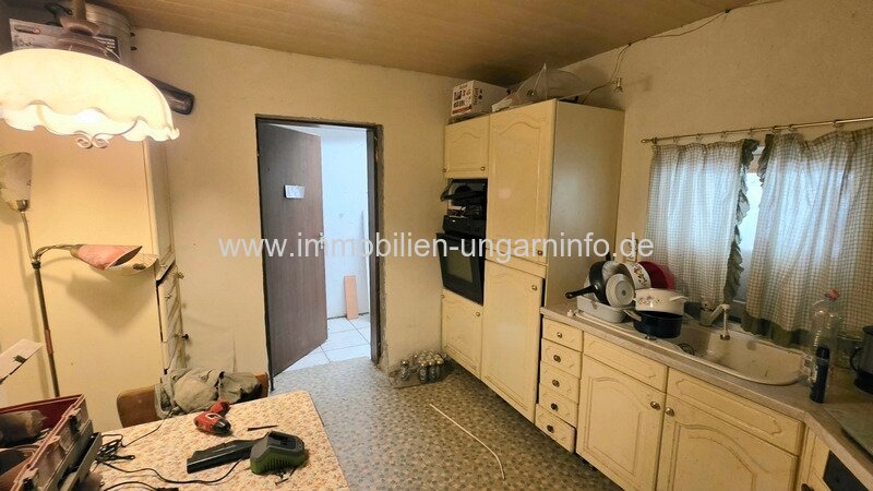 Einfamilienhaus mit großem Grundstück in Teleki zu verkaufen - 10 km vom Balaton