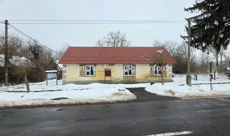 Einfamilienhaus mit neuem Dach, in Renovierung