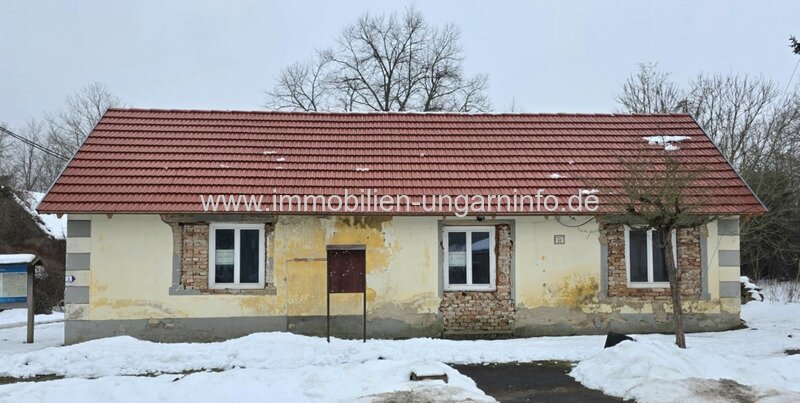 Einfamilienhaus mit neuem Dach, in Renovierung