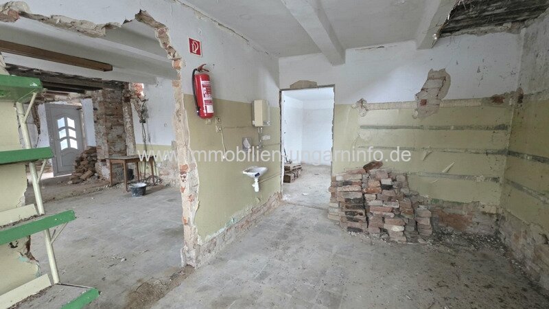 Einfamilienhaus mit neuem Dach, in Renovierung