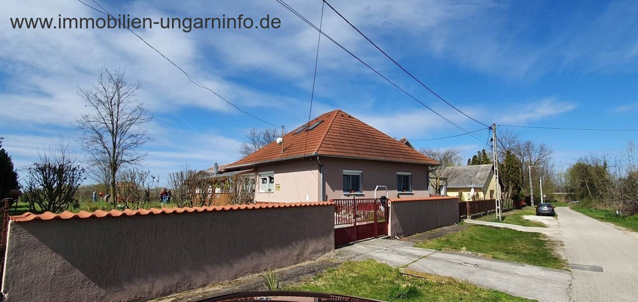 Gut erhaltenes Einfamilienhaus in ruhiger Lage am Plattensee zu verkaufen