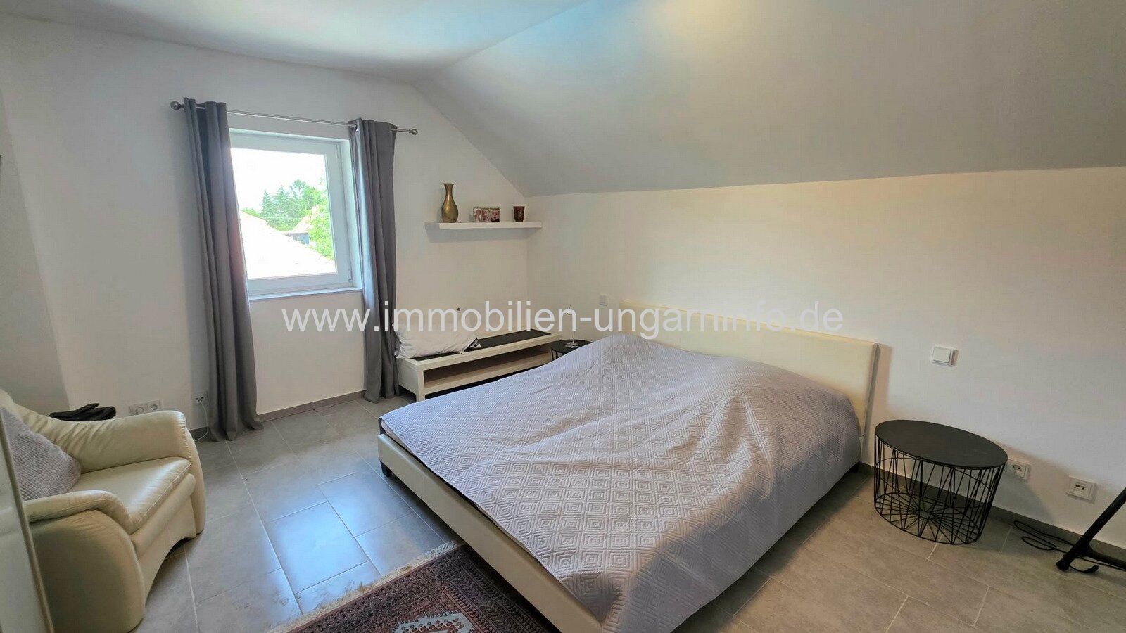 In Balatonboglár-Szőlőskislak steht ein Einfamilienhaus mit Swimmingpool in der Nähe des Balaton zum Verkauf