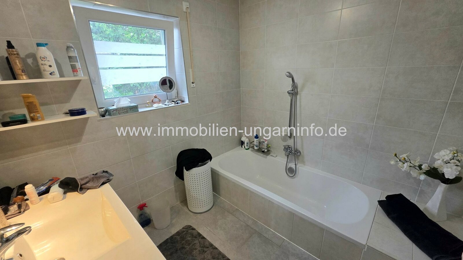 In Balatonboglár-Szőlőskislak steht ein Einfamilienhaus mit Swimmingpool in der Nähe des Balaton zum Verkauf