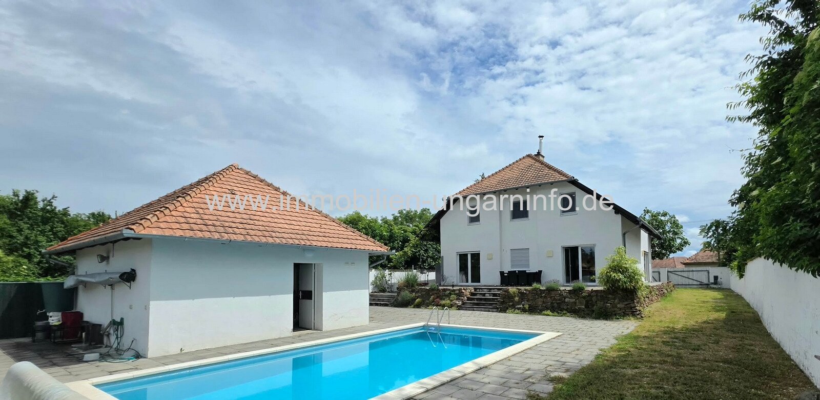 In Balatonboglár-Szőlőskislak steht ein Einfamilienhaus mit Swimmingpool in der Nähe des Balaton zum Verkauf