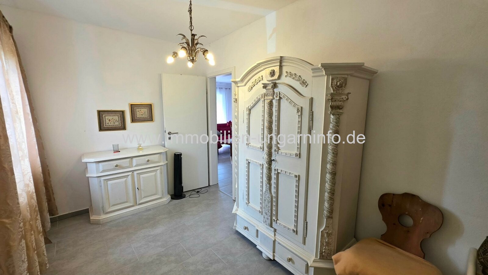 In Balatonboglár-Szőlőskislak steht ein Einfamilienhaus mit Swimmingpool in der Nähe des Balaton zum Verkauf