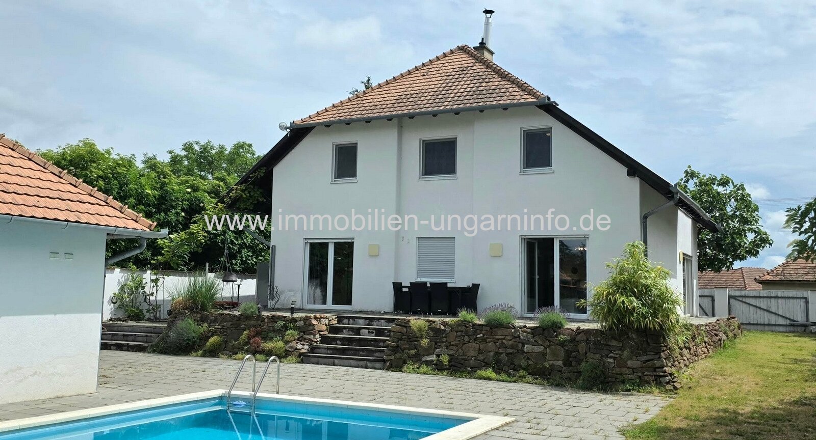 In Balatonboglár-Szőlőskislak steht ein Einfamilienhaus mit Swimmingpool in der Nähe des Balaton zum Verkauf