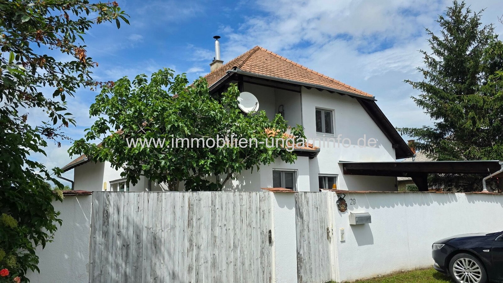 In Balatonboglár-Szőlőskislak steht ein Einfamilienhaus mit Swimmingpool in der Nähe des Balaton zum Verkauf