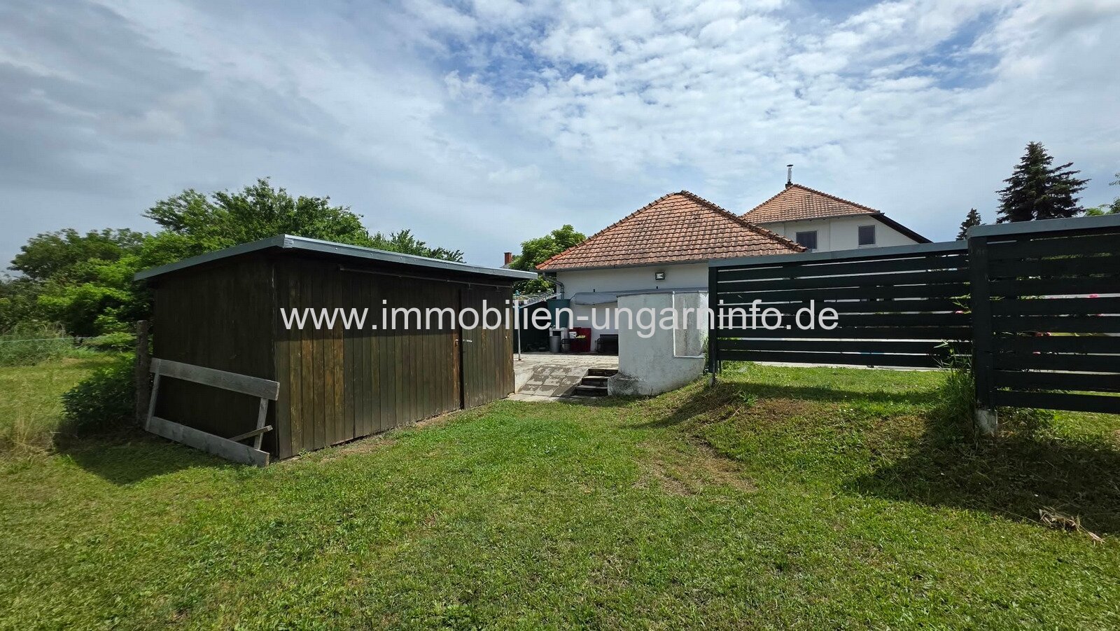 In Balatonboglár-Szőlőskislak steht ein Einfamilienhaus mit Swimmingpool in der Nähe des Balaton zum Verkauf