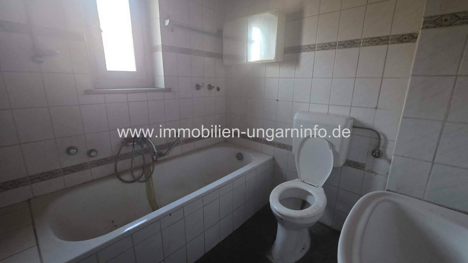 In Somogyzsitfa steht ein Einfamilienhaus im Landhausstil mit großem Grundstück zum Verkauf