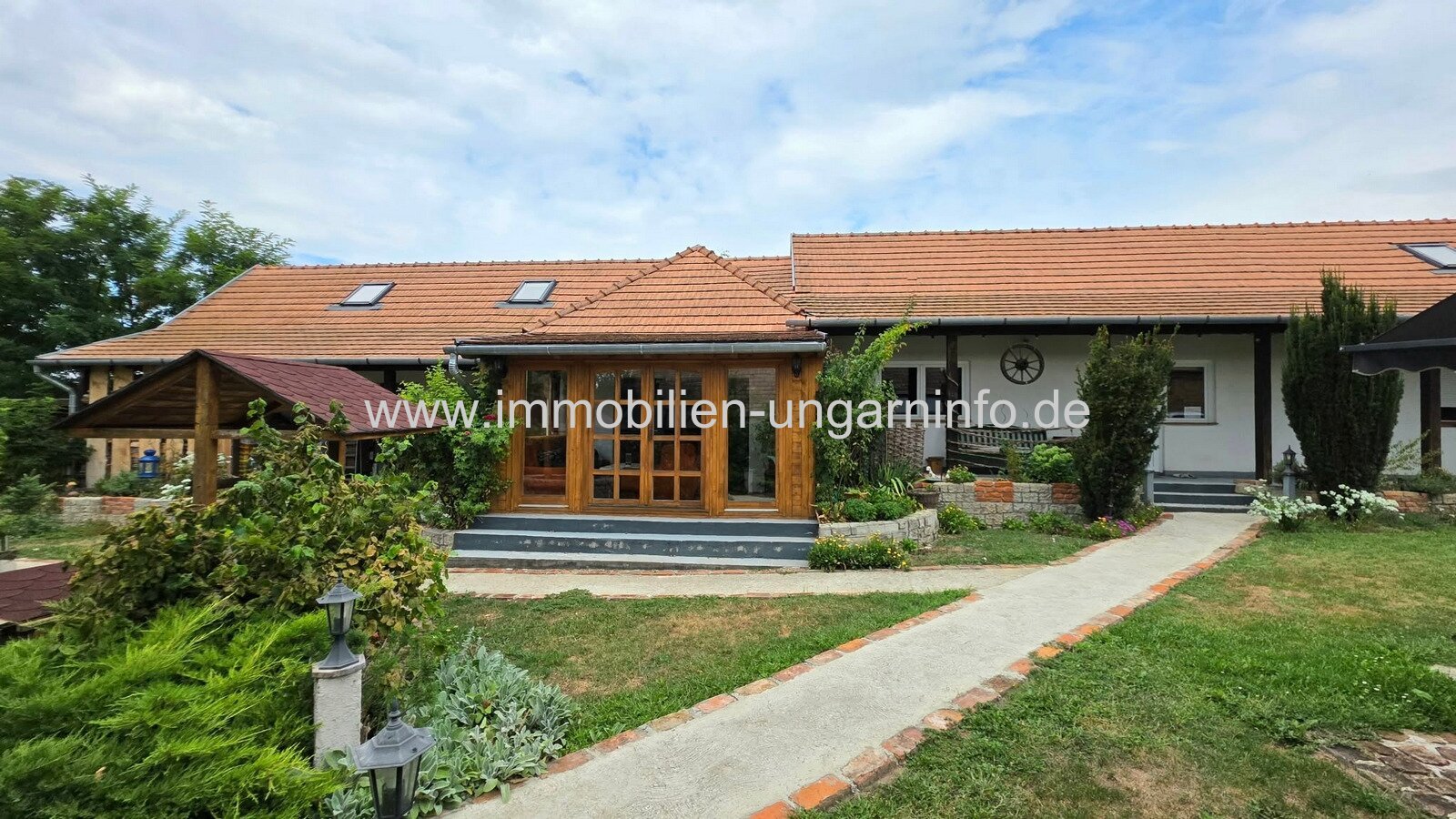 Einfamilienhaus mit 3 Apartments und Swimmingpool in Nikla zu verkaufen