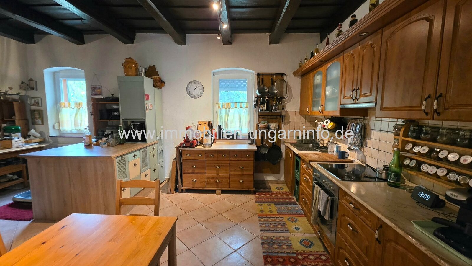 Einfamilienhaus mit 3 Apartments und Swimmingpool in Nikla zu verkaufen