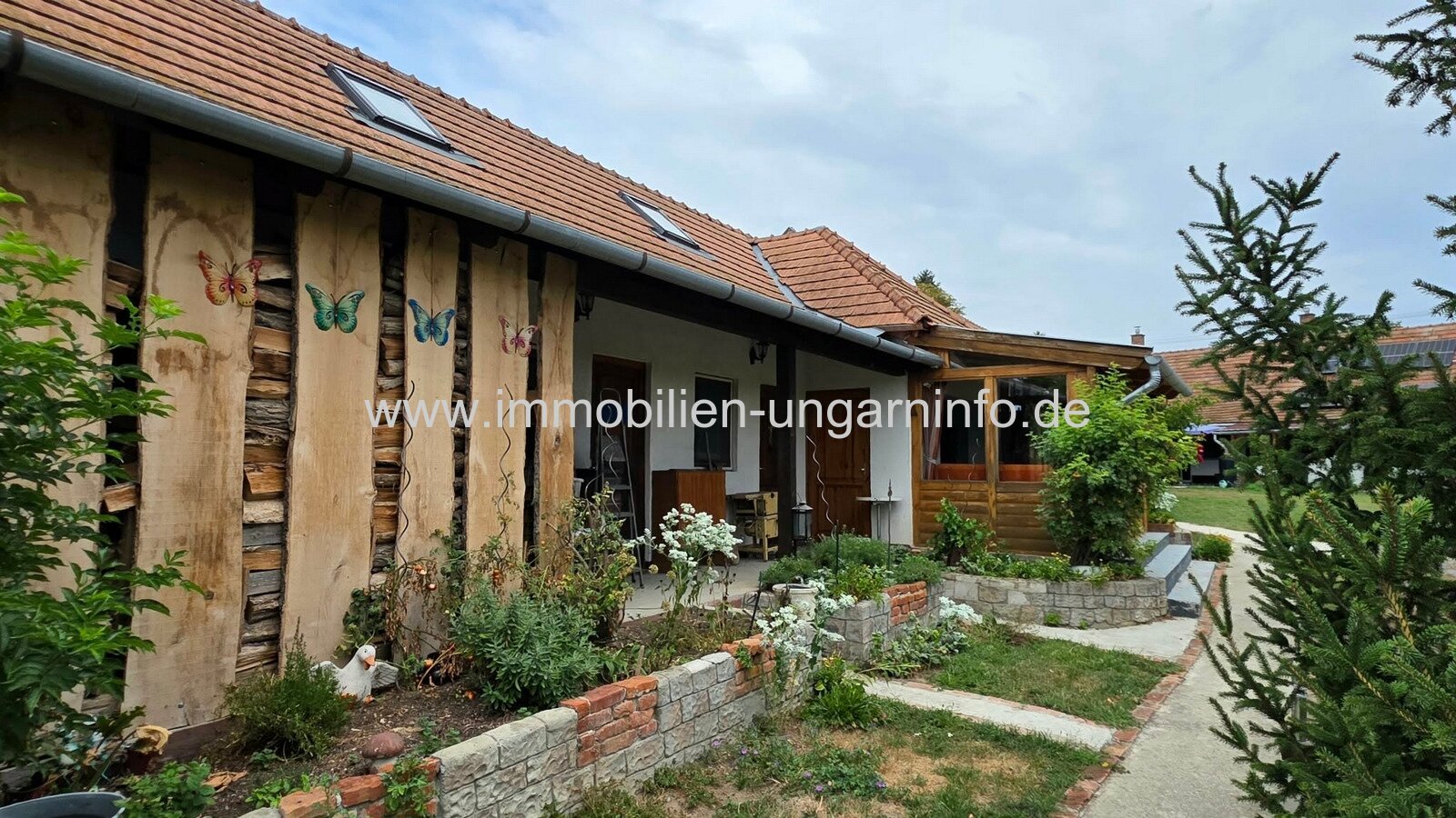 Einfamilienhaus mit 3 Apartments und Swimmingpool in Nikla zu verkaufen