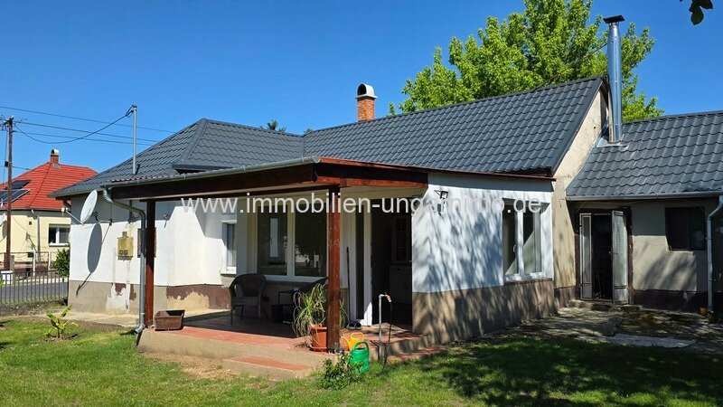 Einfamilienhaus mit großem Grundstück und einem kleinen Waldstück (20 km vom Plattensee entfernt)