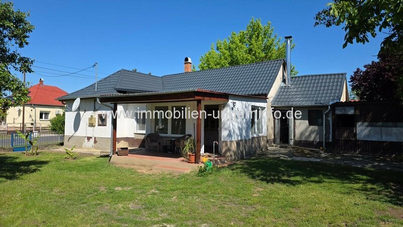 Einfamilienhaus mit großem Grundstück und einem kleinen Waldstück (20 km vom Plattensee entfernt)
