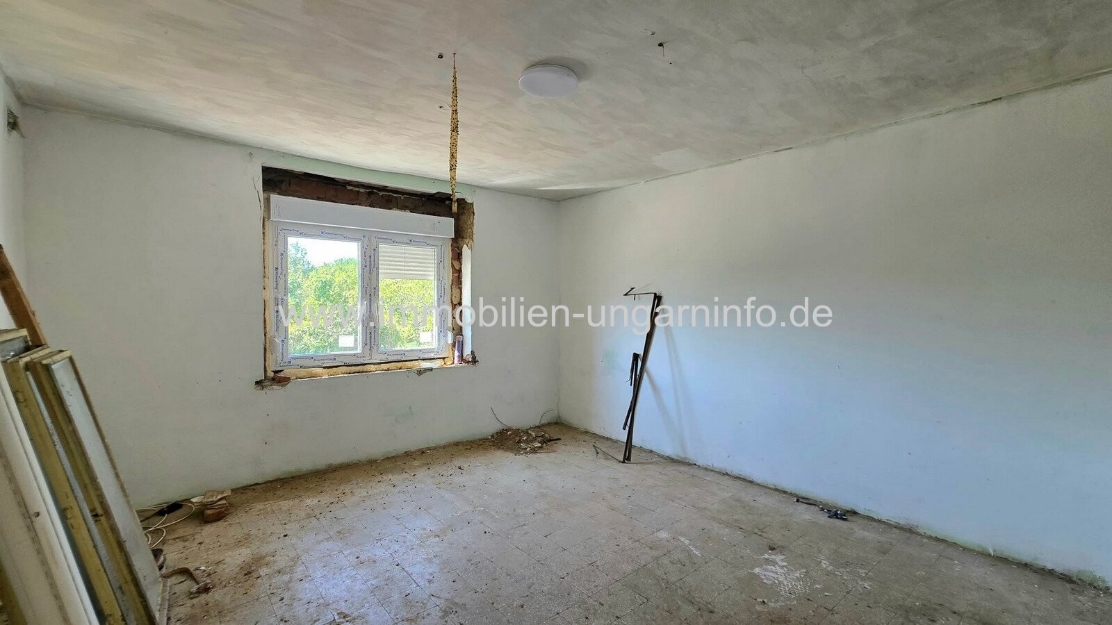 In Gadány steht ein Einfamilienhaus im Landhausstil zum Verkauf