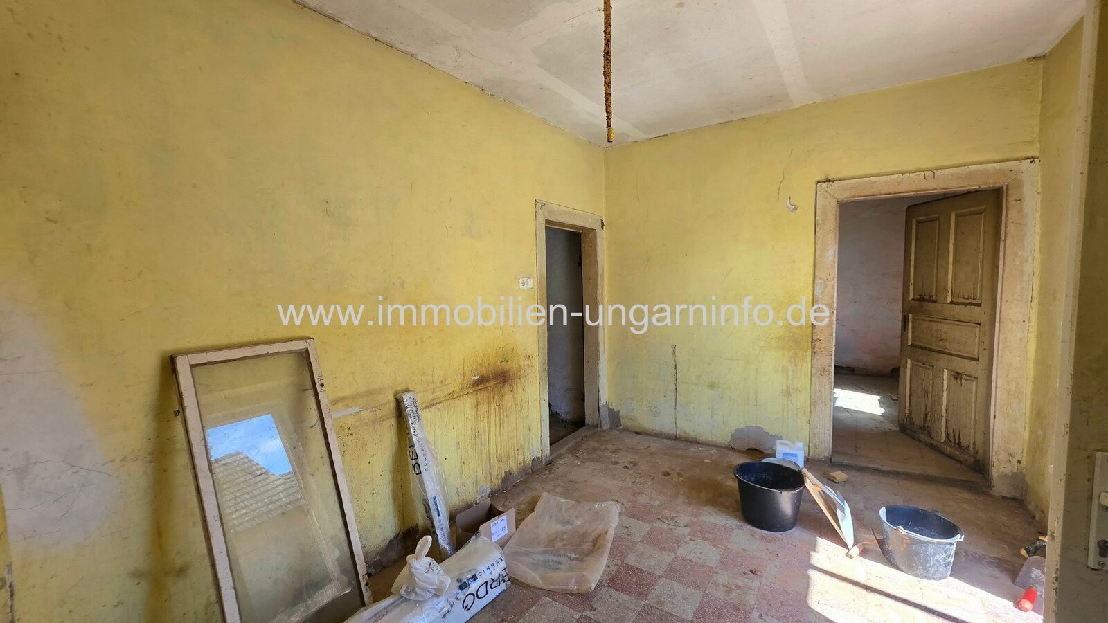 In Gadány steht ein Einfamilienhaus im Landhausstil zum Verkauf