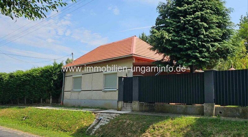 Vollständig renoviertes Einfamilienhaus in der Nähe des Plattensees mit 0,9 Hektar Land