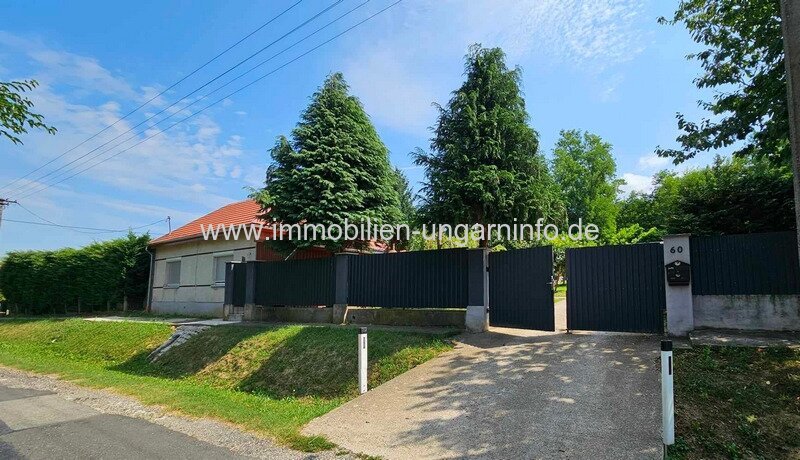 Vollständig renoviertes Einfamilienhaus in der Nähe des Plattensees mit 0,9 Hektar Land