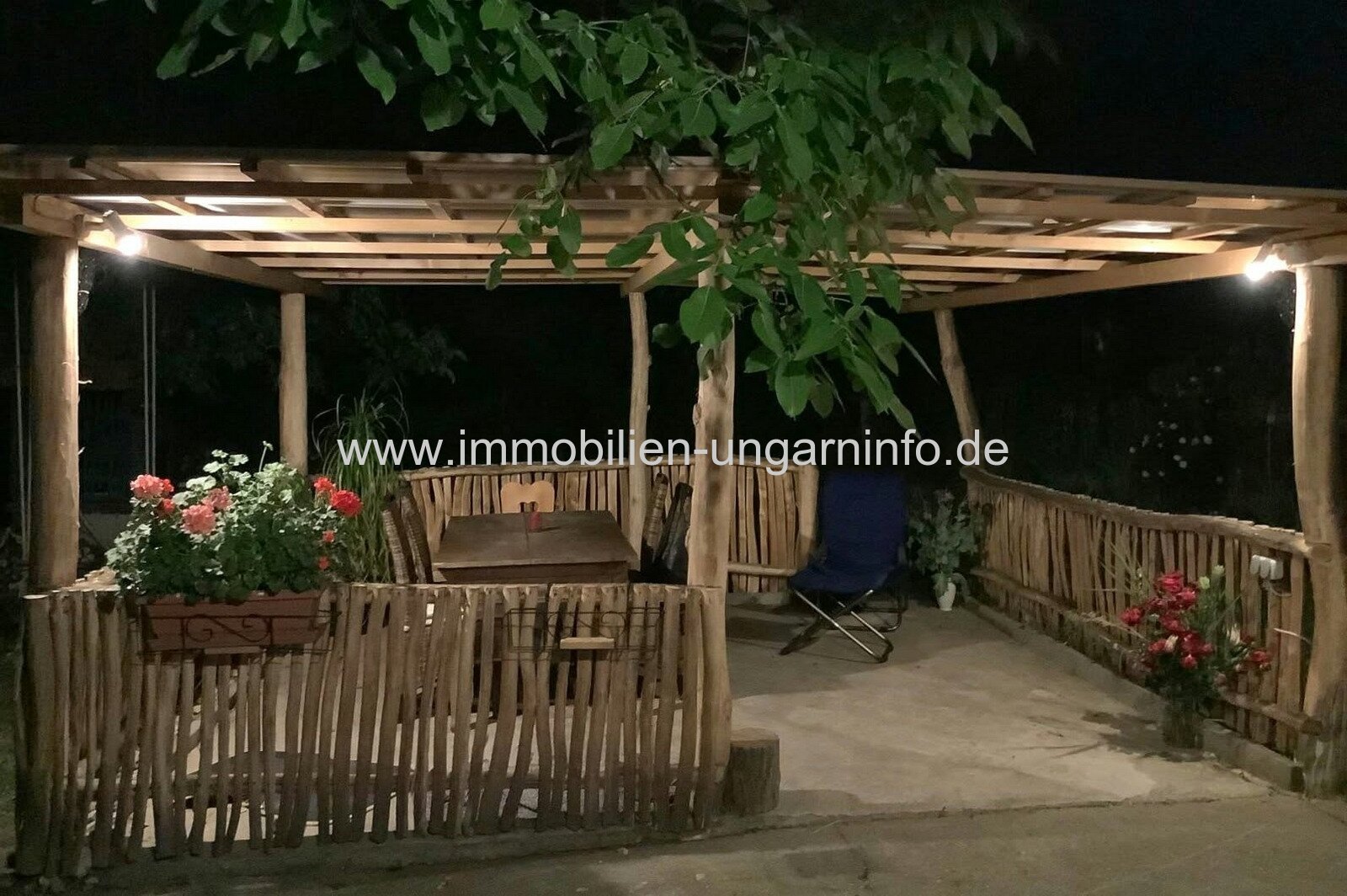 In Szőlősgyörök-Banyászóhegy steht ein einzigartiges Anwesen mit zwei Häusern zum Verkauf