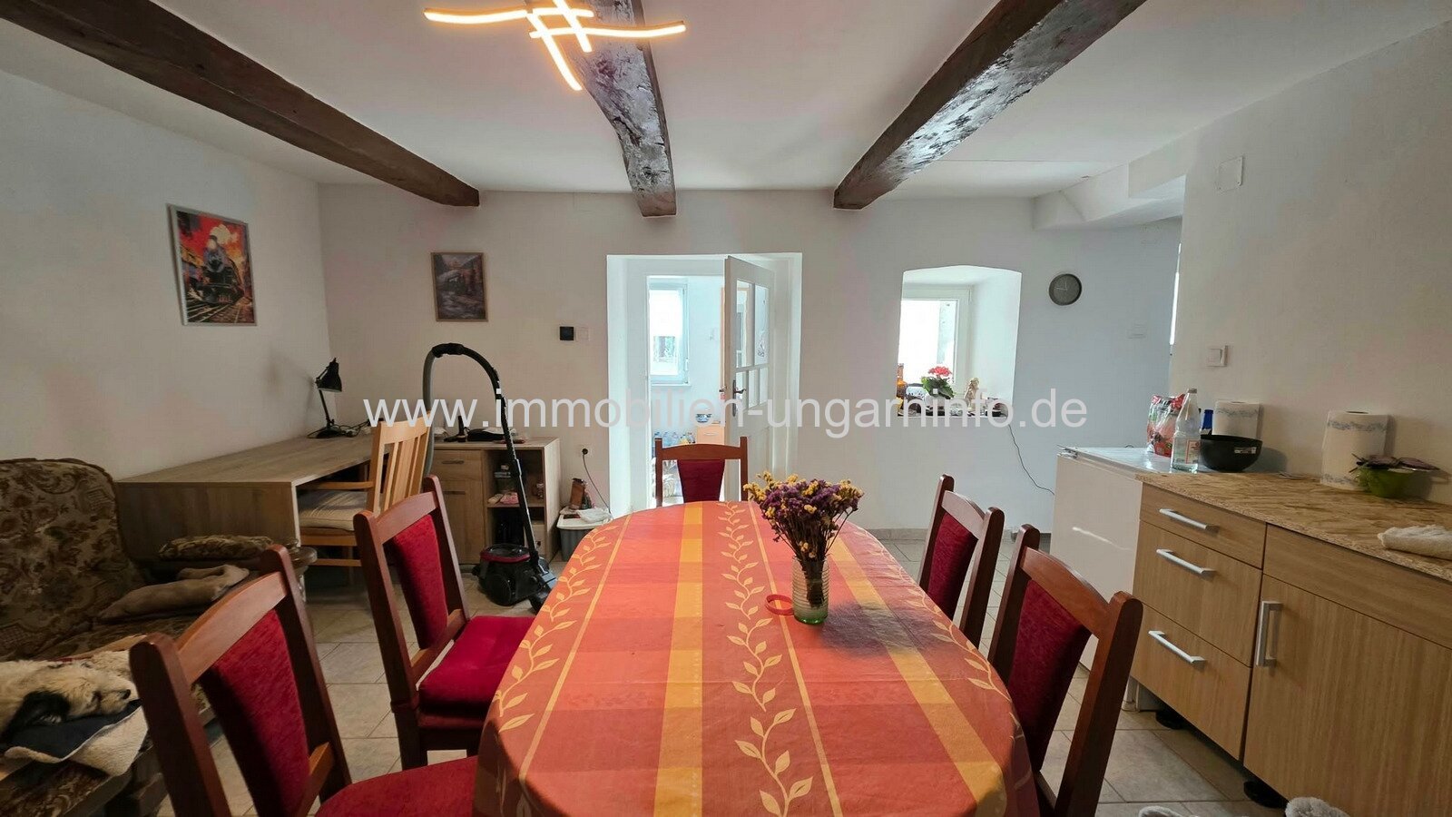 In Somogyszentpál steht ein Einfamilienhaus mit separatem Gästezimmer, zwei Garagen und großem Grundstück zum Verkauf