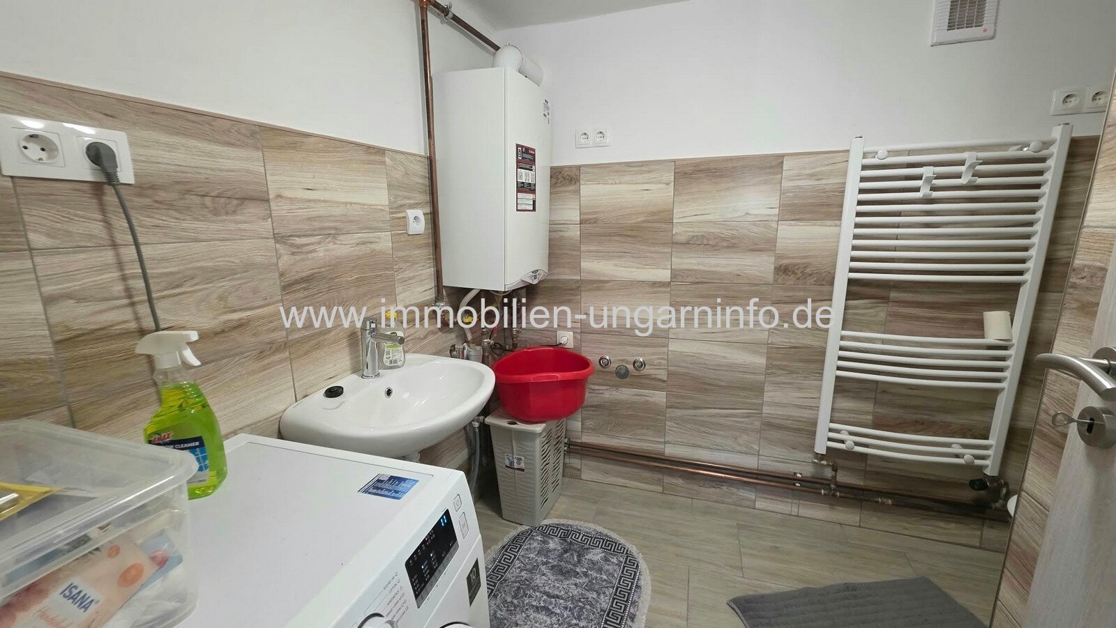 In Somogyszentpál steht ein Einfamilienhaus mit separatem Gästezimmer, zwei Garagen und großem Grundstück zum Verkauf