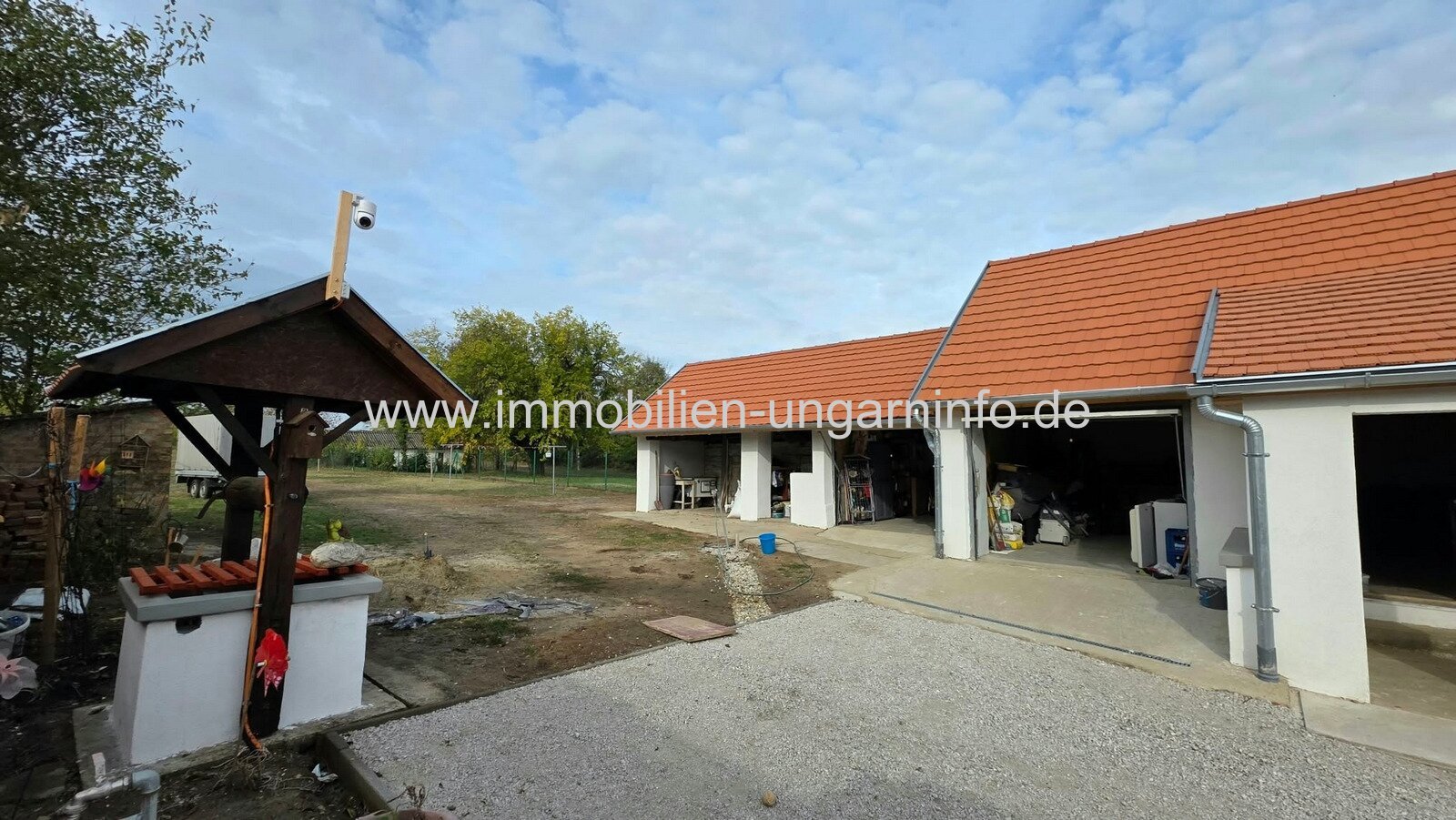 In Somogyszentpál steht ein Einfamilienhaus mit separatem Gästezimmer, zwei Garagen und großem Grundstück zum Verkauf