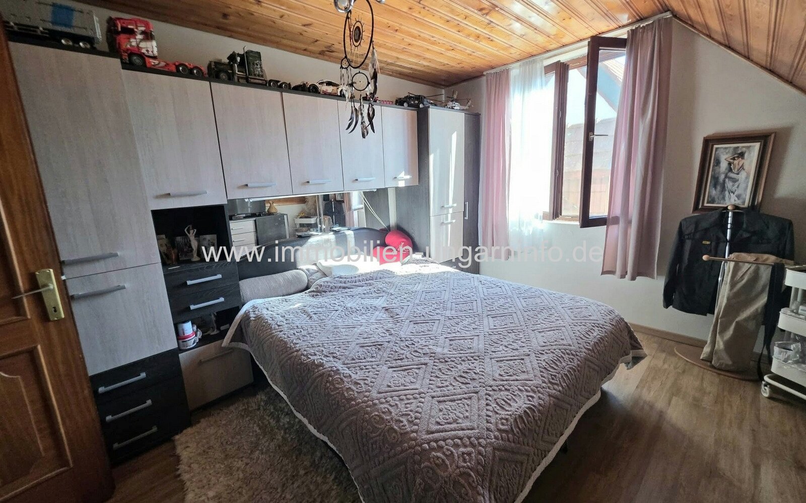 In Balatonkeresztúr steht ein zweistöckiges, 180 m² großes Einfamilienhaus zum Verkauf