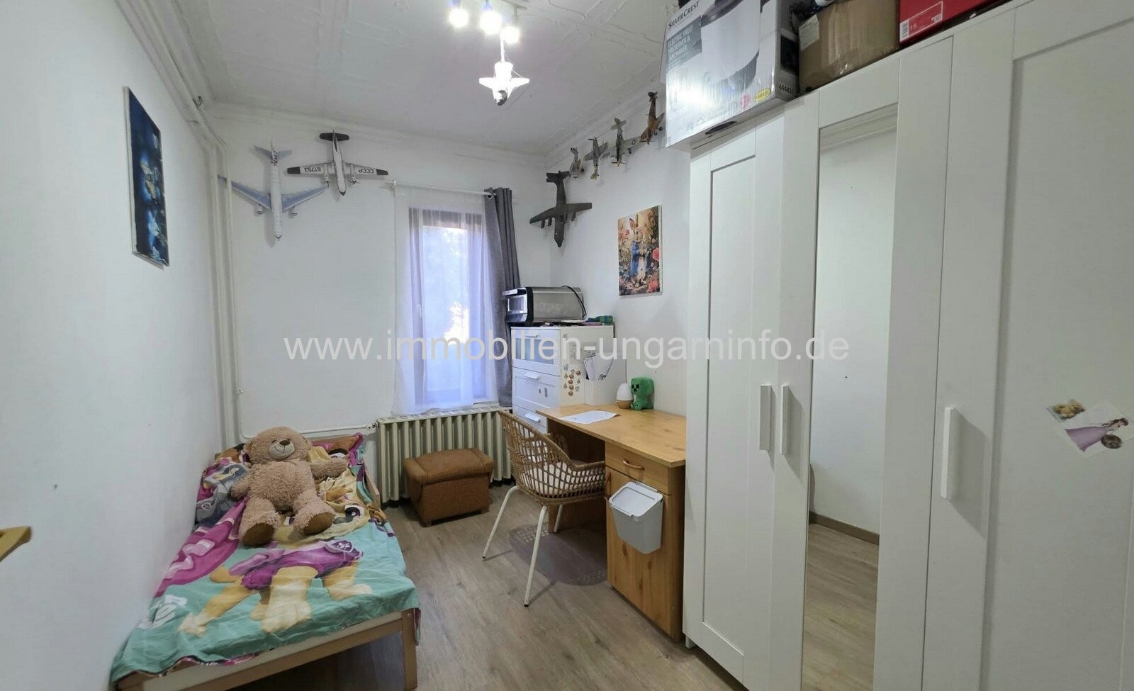 In Balatonkeresztúr steht ein zweistöckiges, 180 m² großes Einfamilienhaus zum Verkauf
