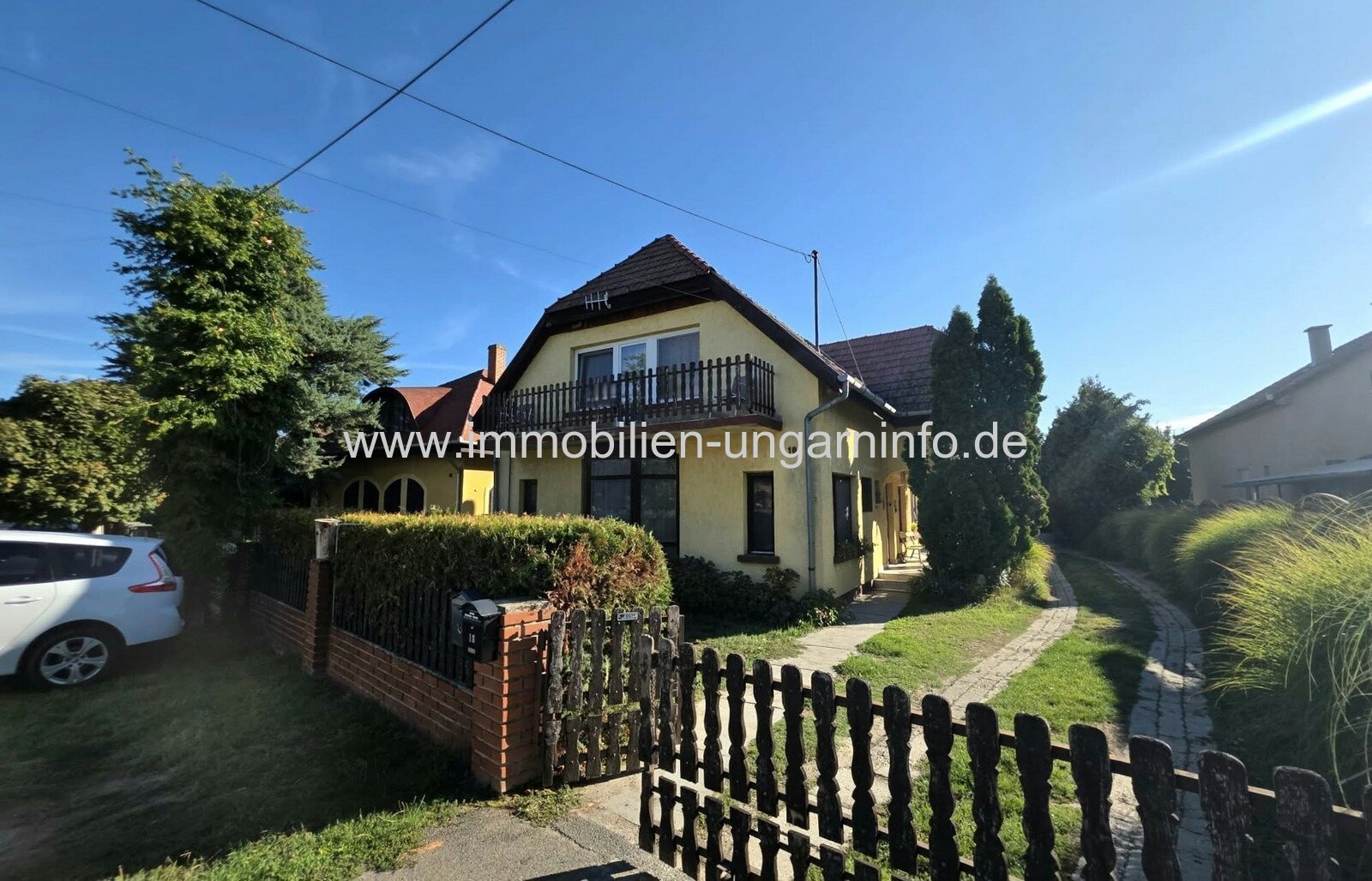 In Balatonkeresztúr steht ein zweistöckiges, 180 m² großes Einfamilienhaus zum Verkauf