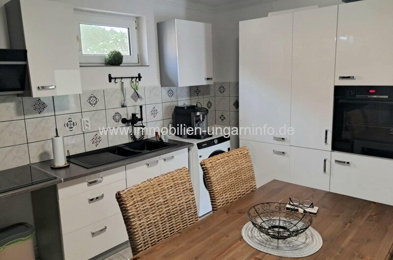 Top Zustand Einfamilienhaus in einer kleinen Stadt in der Nähe des Plattensees