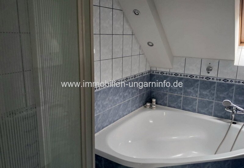 Top Zustand Einfamilienhaus in einer kleinen Stadt in der Nähe des Plattensees