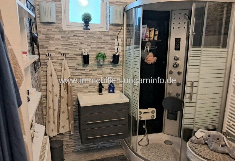 Top Zustand Einfamilienhaus in einer kleinen Stadt in der Nähe des Plattensees