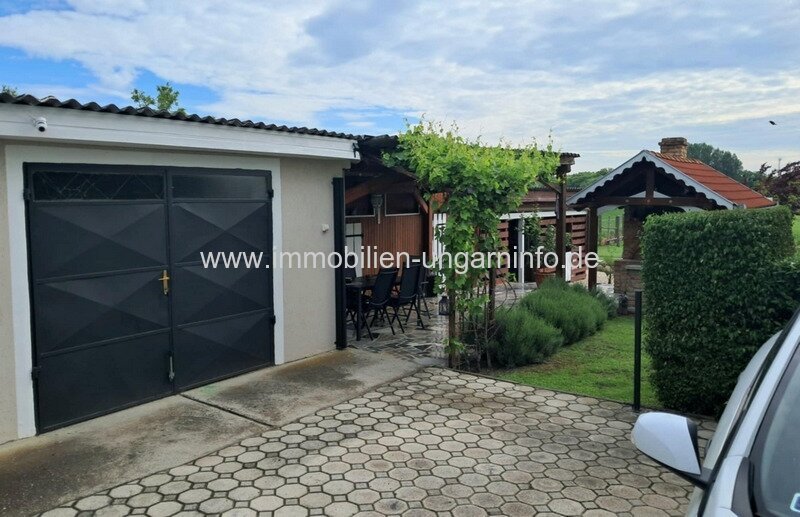 Top Zustand Einfamilienhaus in einer kleinen Stadt in der Nähe des Plattensees