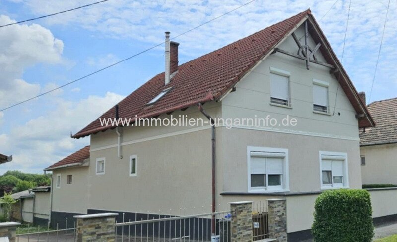 Top Zustand Einfamilienhaus in einer kleinen Stadt in der Nähe des Plattensees