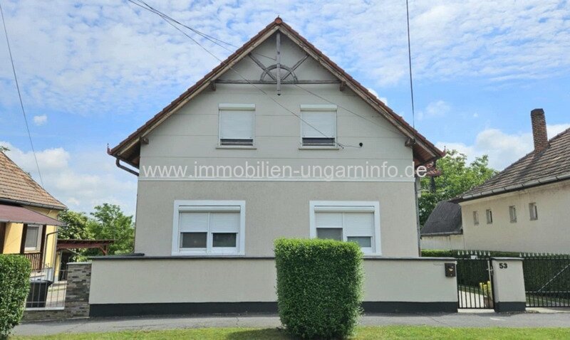 Top Zustand Einfamilienhaus in einer kleinen Stadt in der Nähe des Plattensees