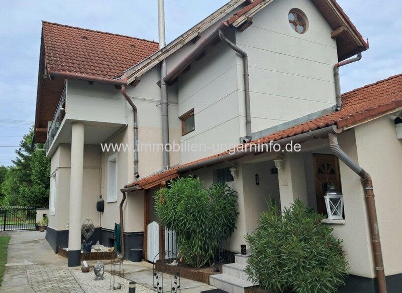 Top Zustand Einfamilienhaus in einer kleinen Stadt in der Nähe des Plattensees